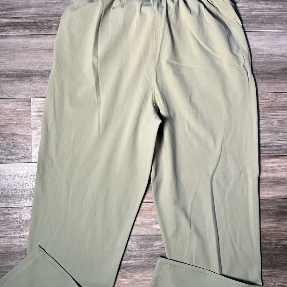 Lululemon Very Cute‎ Light Green Pants- 8